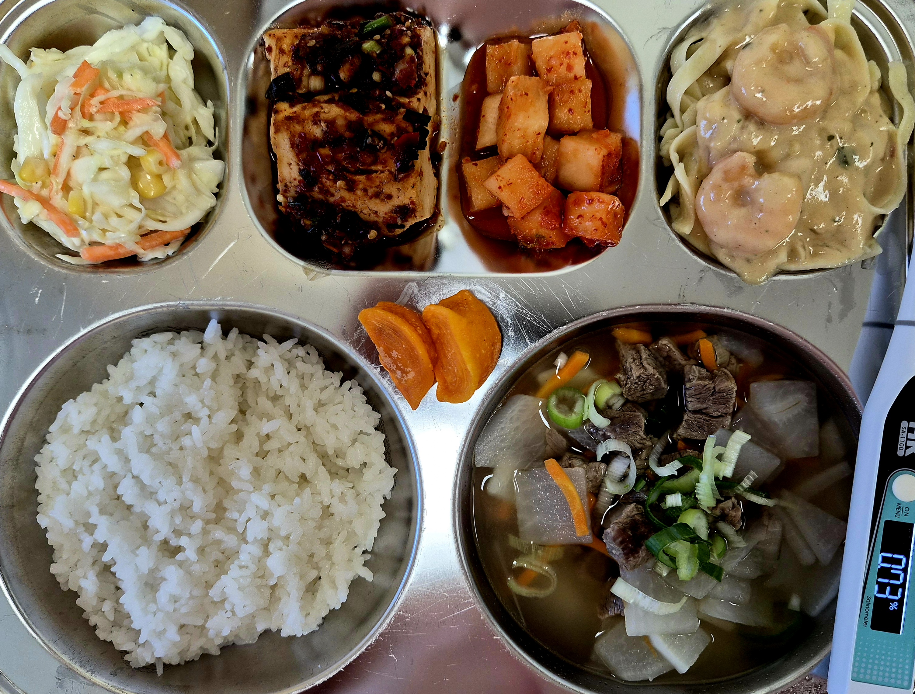 [10월6일] 흑미밥.한우무국.두부조림.머쉬룸투움바파스타.양배추코울슬로.깍두기.친환경감말랭이 사진