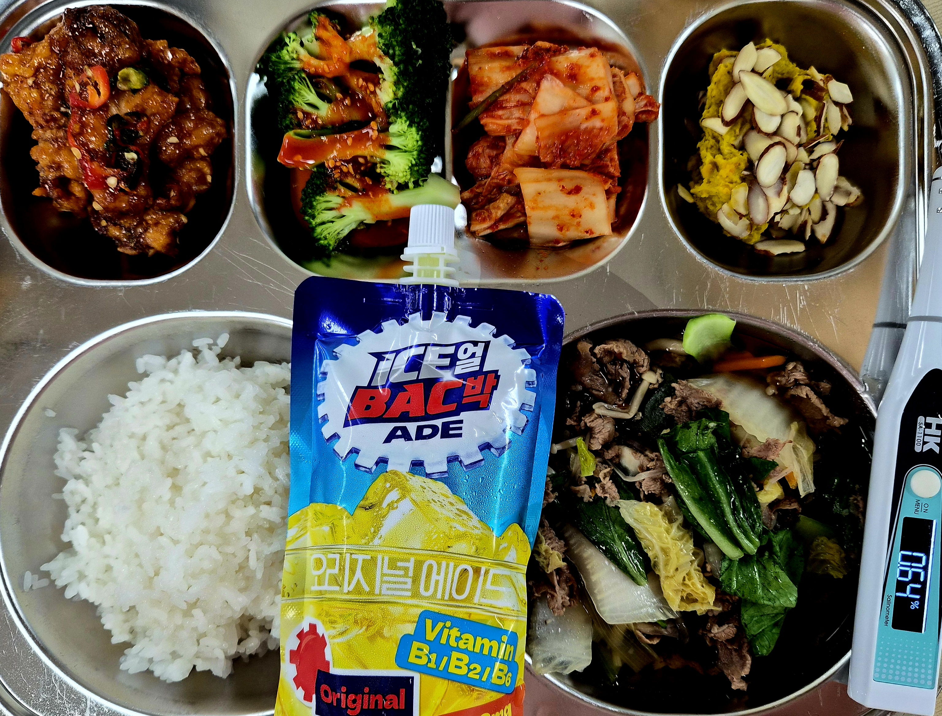 [10월12일] 찹쌀밥.샤브샤브국.맛쵸킹치킨.단호박샐러드.브로컬리초회.김치.타우린얼박 사진
