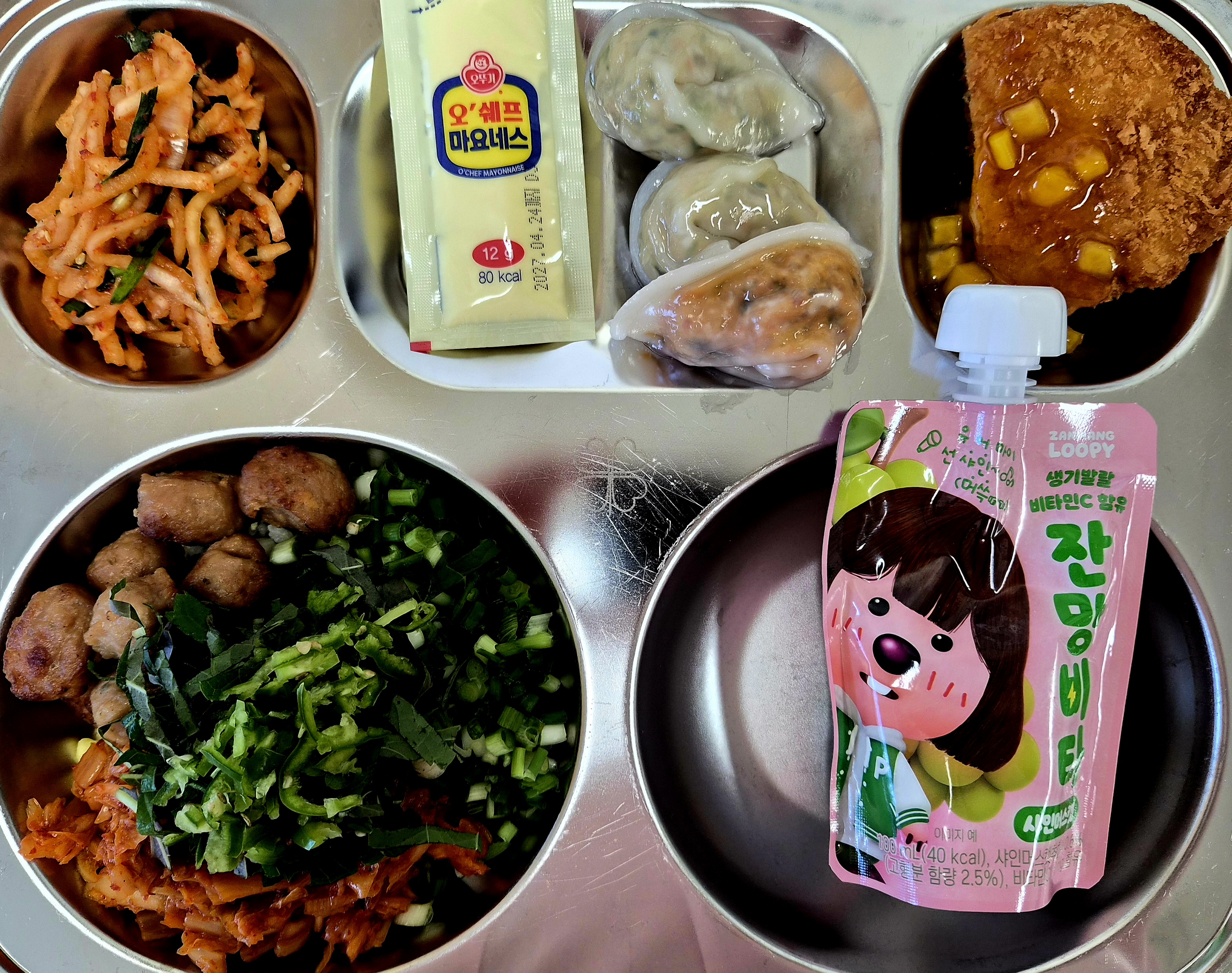 [10월14일] 떡갈비김치마요밥.슈니첼+애플망고.찐만두(고기+김치).무생채.샤인머스캣주스 사진