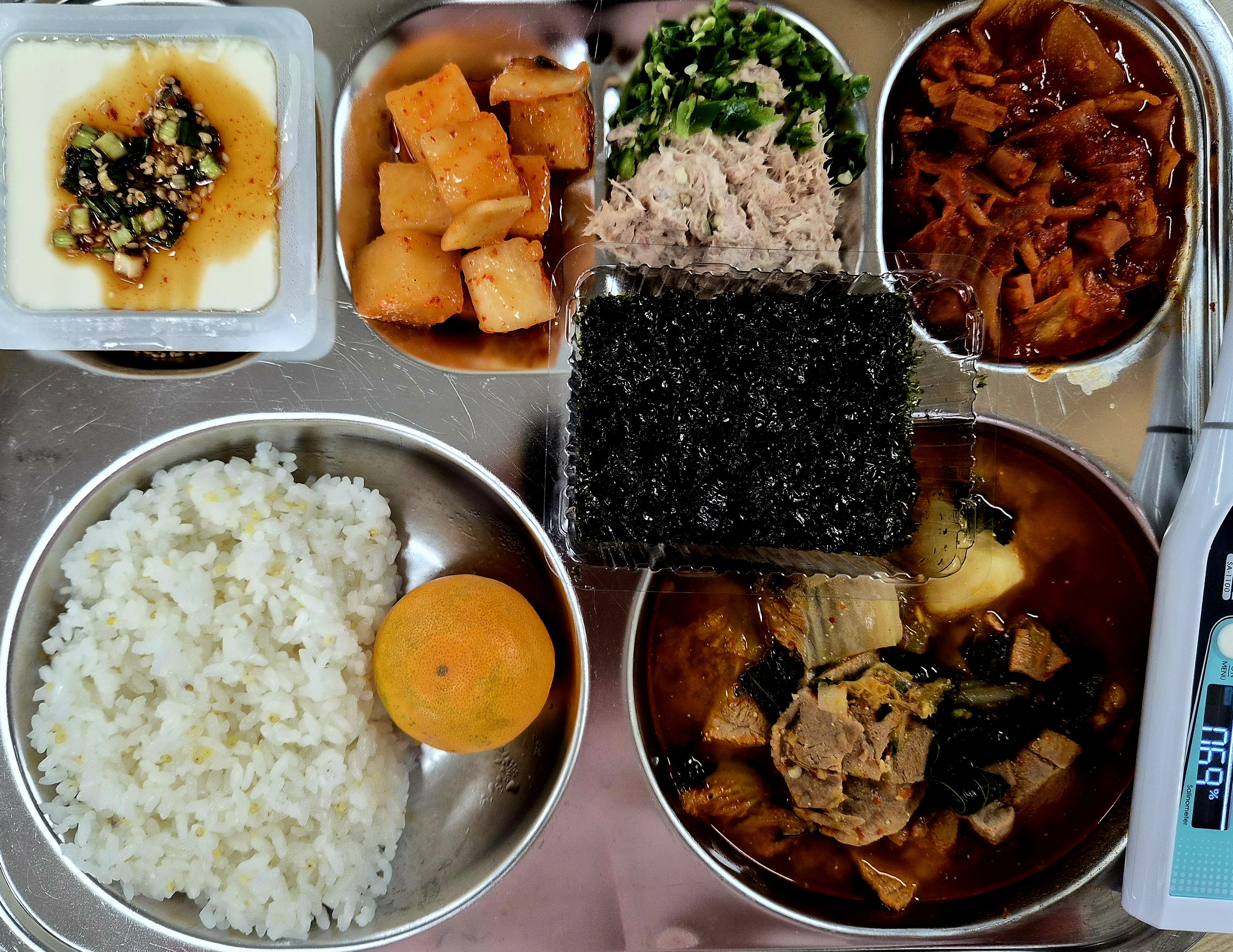 [10월15일] 기장밥.뼈없는감자탕.김치햄볶음.연두부/양념장.땡초참치마요+숯불맛도시락김.깍두기.제주귤 사진