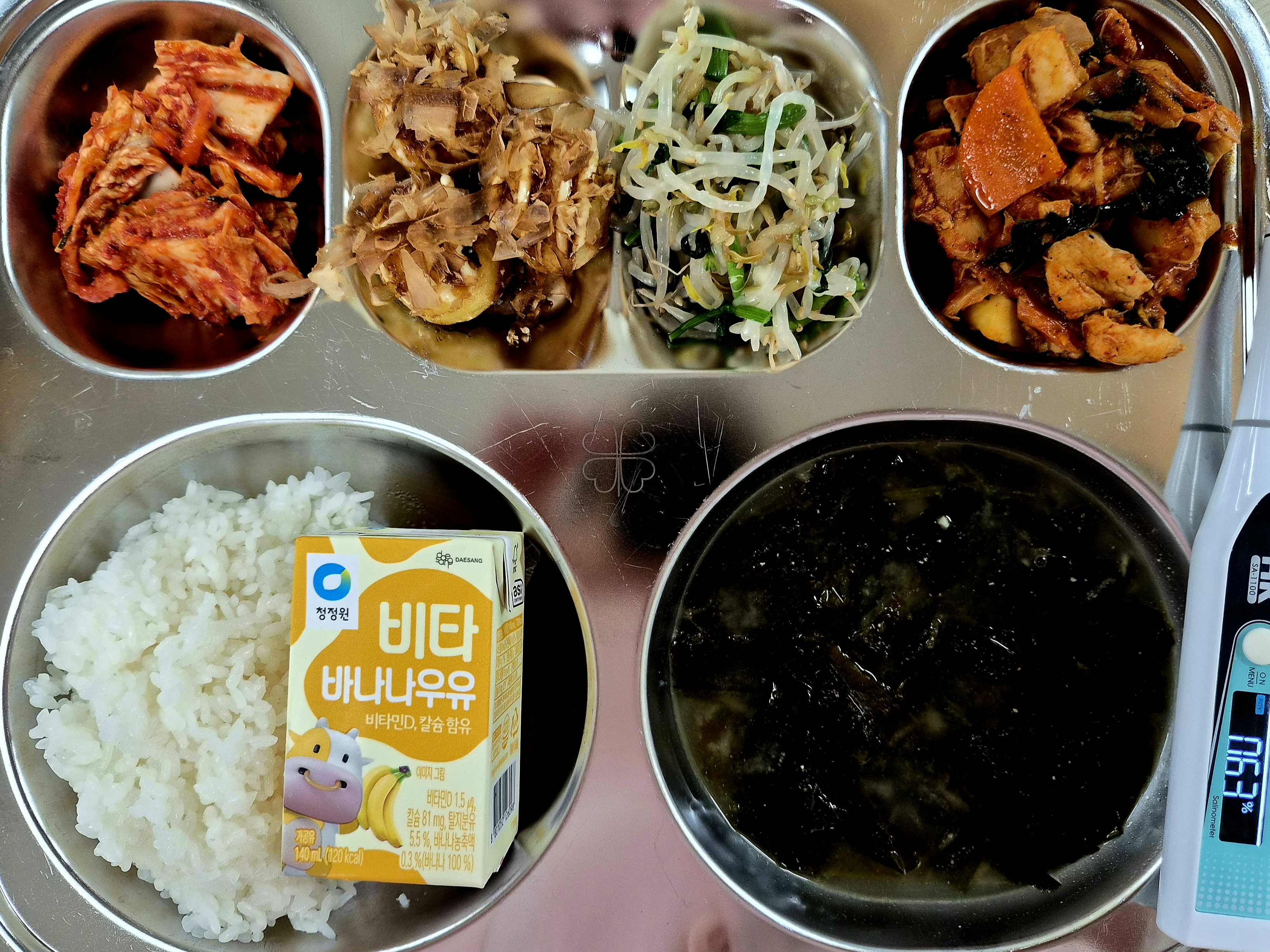 [10월19일] 찹쌀밥.들깨미역국.양념닭갈비.타코야끼.숙주미나리무침.김치.바나나우유(미니) 사진