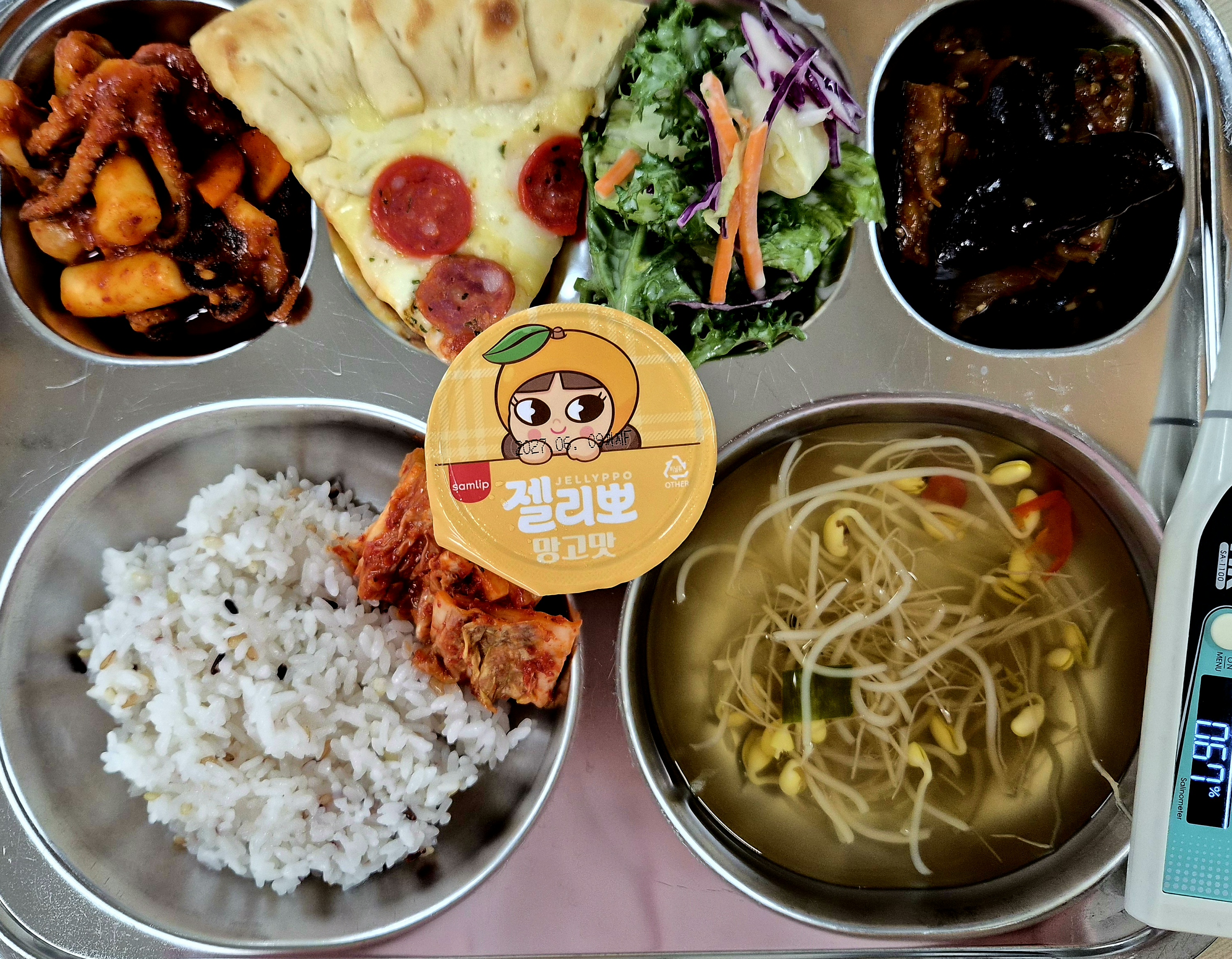 [10월20일] 혼합잡곡밥.맑은콩나물국.쭈꾸미볶음.조각피자.그린샐러드/딸기드레싱.김치.제*뽀푸딩 사진