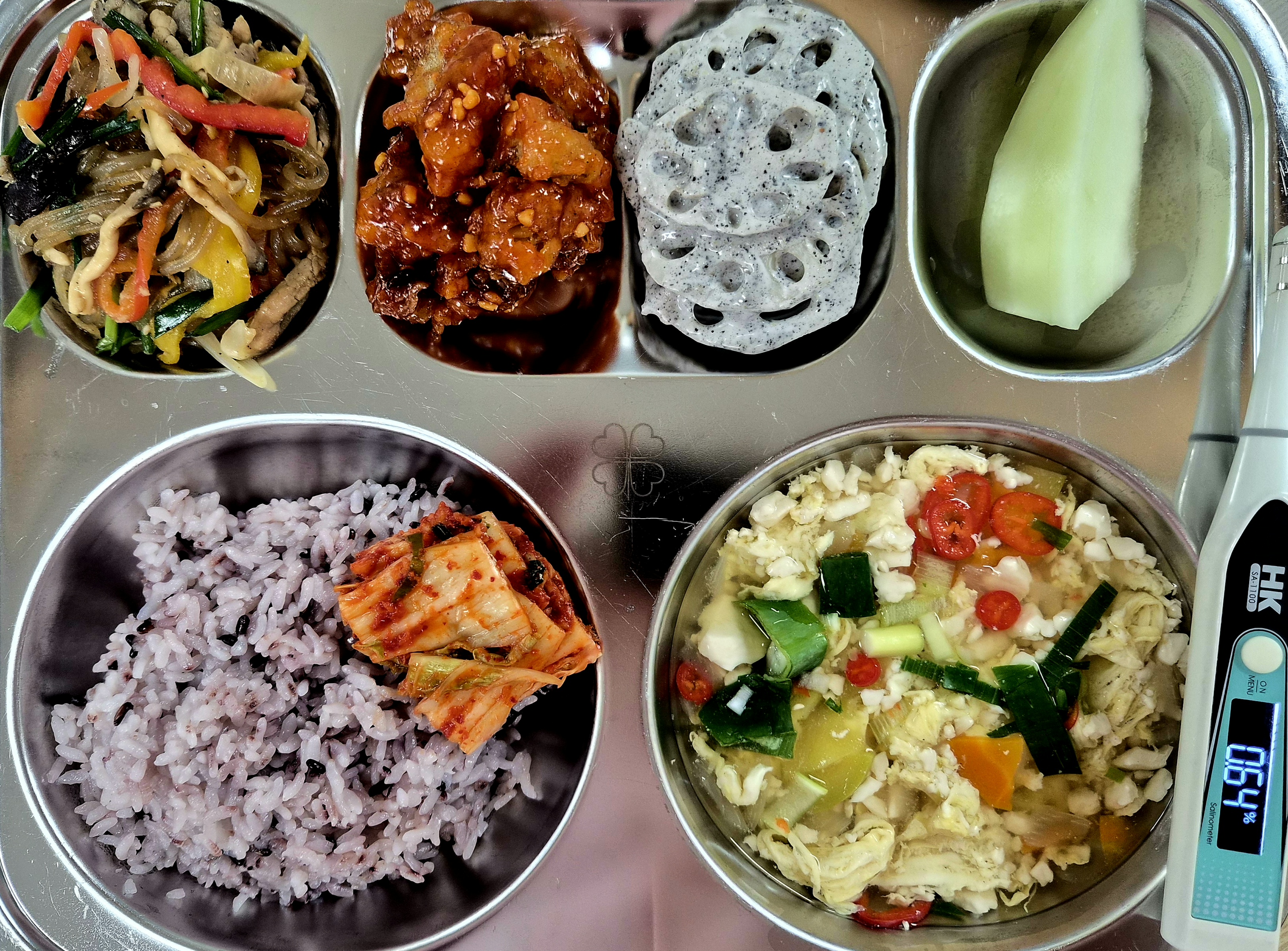 [10월22일] 흑미밥.순두부백탕.잡채볶음.코다리강정.김치.연근샐러드.친환경멜론조각 사진